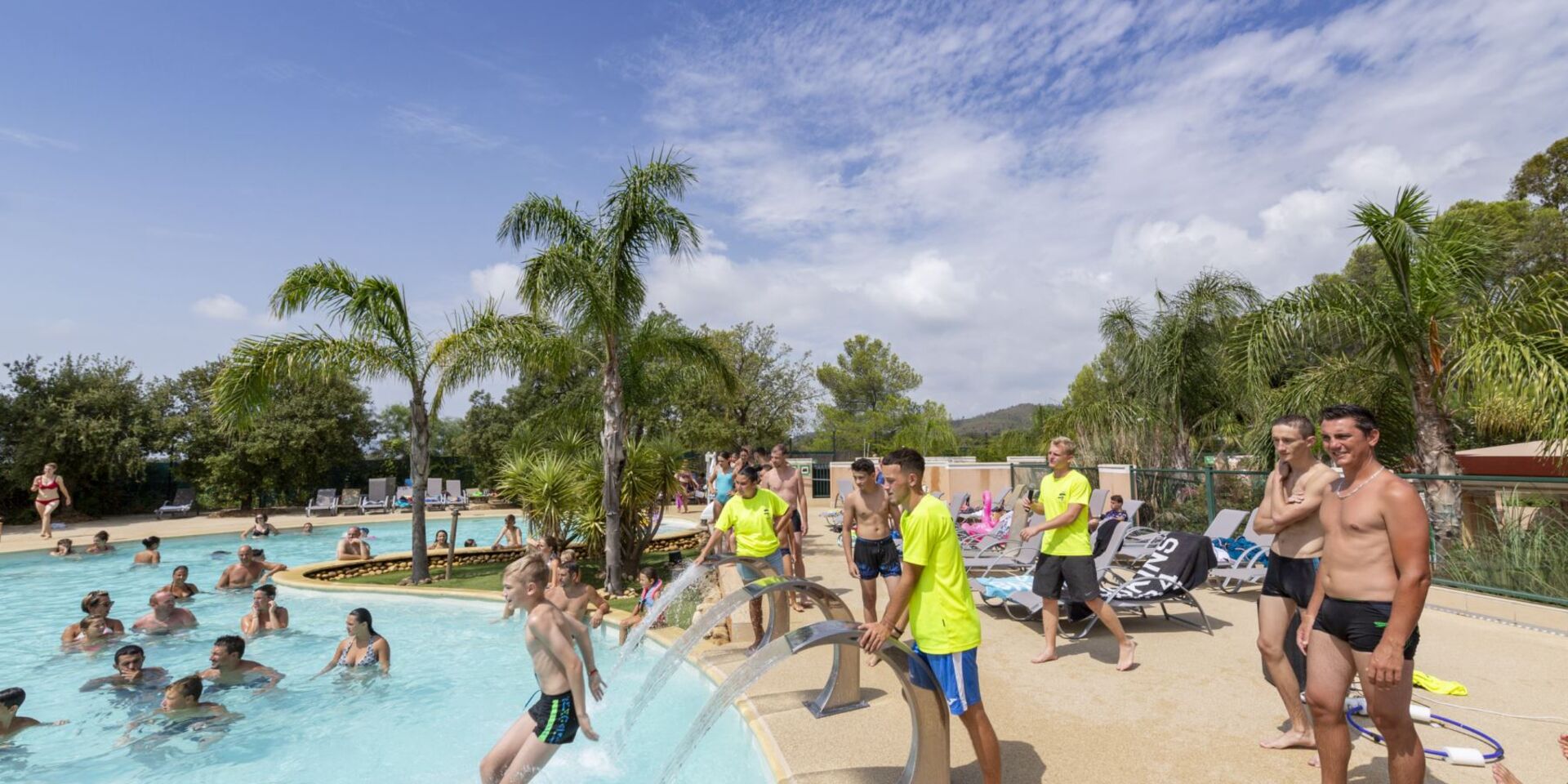 Pool activities and children's activities at the campsite