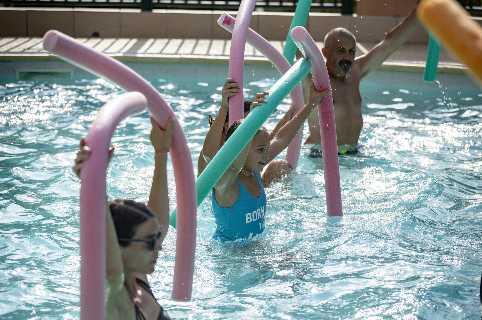 Campsite La Londe with aquagym classes at the pool