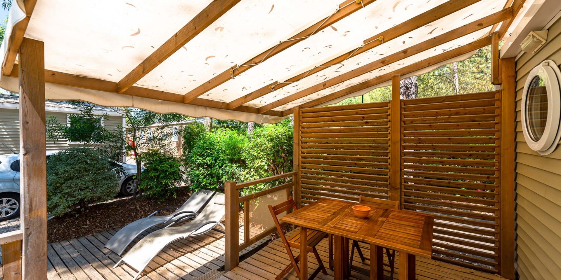 Covered terrace of the 1-bedroom mobile home