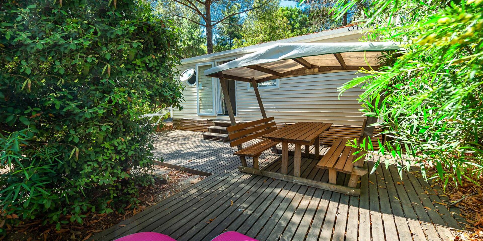 Terrace and sun loungers included in your Avantage® mobile home rental