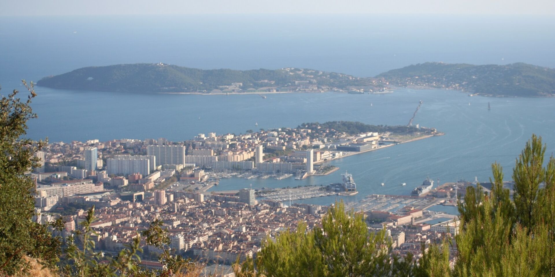 Toulon and its Bay, just a few minutes from your favourite campsite