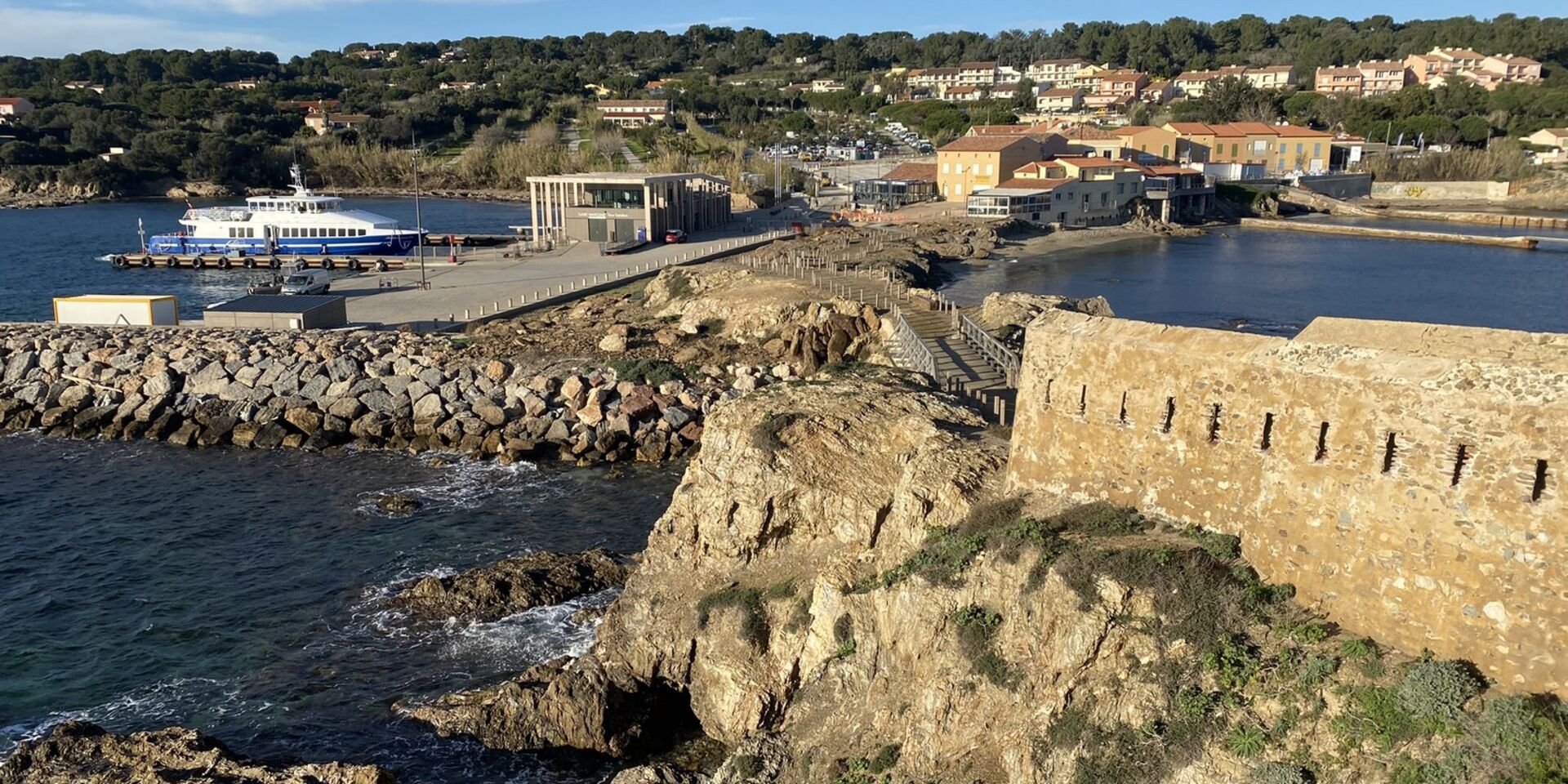 How to get to Porquerolles island from the campsite?